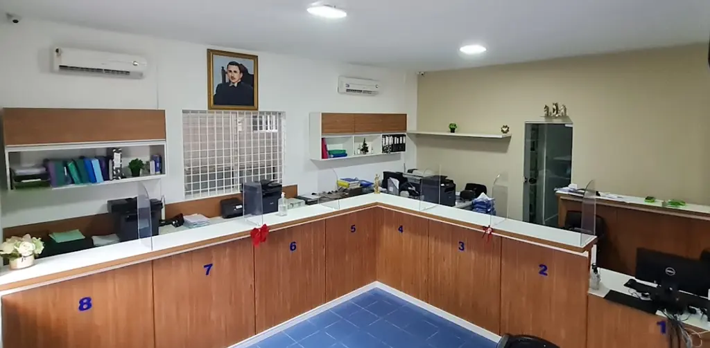 Salão de atendimento interno do cartório com balcões numerados